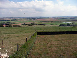 Depuis Bazinghen, le marais, larivière de Bazinghen. Au fond, le bassin carrier de Marquise