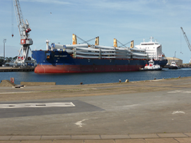 Accostage d'un cargo dans le port de Dunkerque