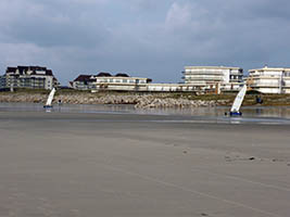 Arrivée à Hardelot ; chars à voile